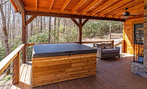 Preserve Mountain Getaway Hot Tub