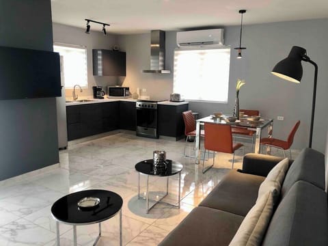 XevizeApt-1- 2BR-1BTH-modern - perfect location (205)