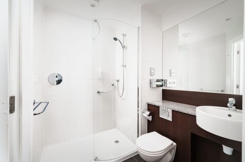 Superior Double Room | Bathroom | Combined shower/tub, free toiletries, hair dryer, towels