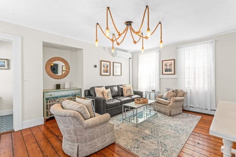 Comfortable Family/Dining Room. Cheerful, Sunny, with Smart TV.
