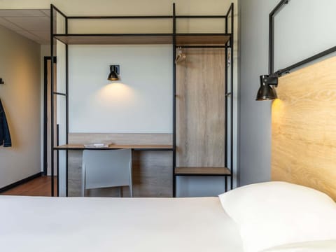 Standard Room, 1 Double Bed | Minibar, desk, blackout drapes, soundproofing