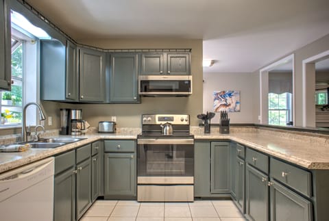 Fully Equipped Kitchen w/ Electric Range