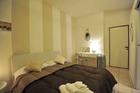 Desk, soundproofing, free WiFi