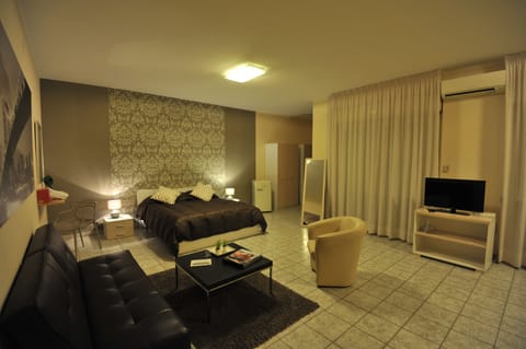 Desk, soundproofing, free WiFi