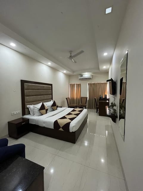 In-room safe, free WiFi