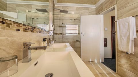 Combined shower/tub, free toiletries, hair dryer, towels