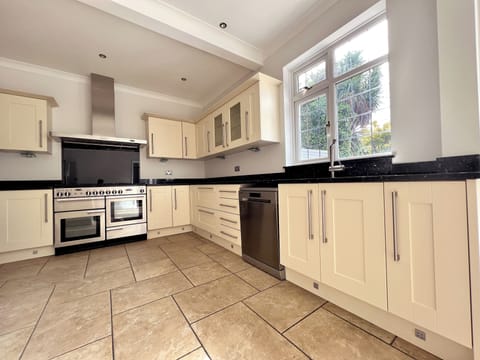 Fully fitted kitchen