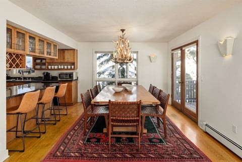 Dining room that seats 8 with 3 additional bar stools.