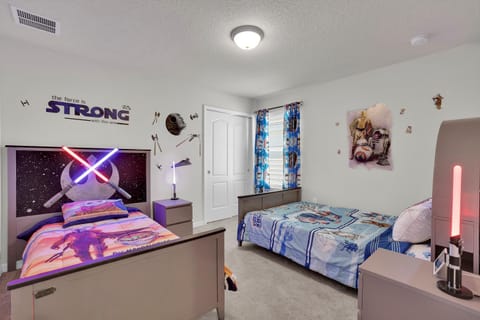 Mickey and Co. 3 x Twin beds with 2 in Bunk Configuration