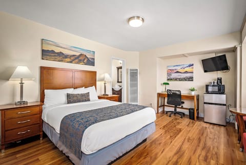 Standard Room, 1 Queen Bed | Desk, iron/ironing board, free WiFi, bed sheets