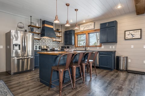 Kicthen has 4 bar seats at the island