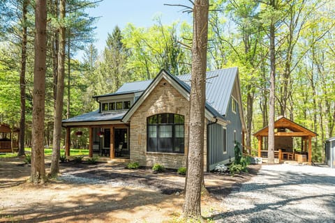 West Oak is a beautiful, recently built Deep Creek Lake vacation rental home.