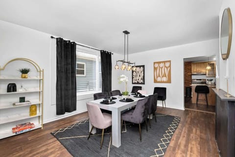 Gather around the table in this cozy dining area, the perfect space for sharing meals and conversation. ✨