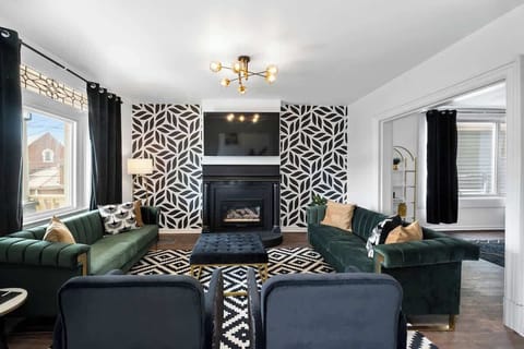 Cozy atmosphere and a large TV, perfect for relaxing and enjoying your favorite shows during your stay