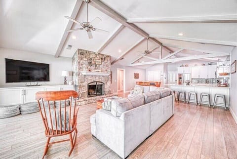 Lake Daze - Open family room and kitchen gathering area