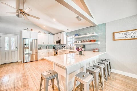 Lake Daze - Large bar for socializing and food prep