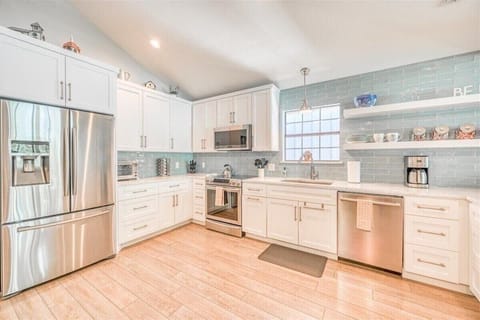 Lake Daze - Large fully stocked kitchen