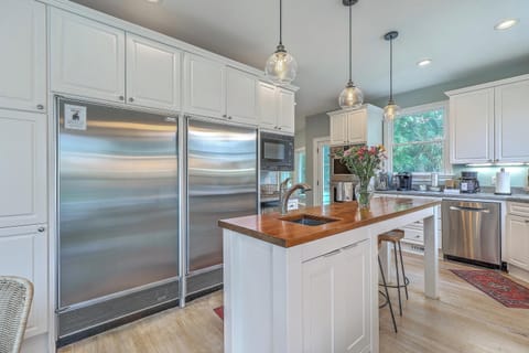 A well-equipped kitchen with a stylish island, blending comfort, sophistication, and functionality.