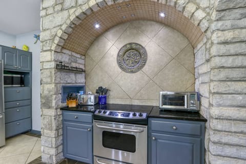 Closer view of the range tucked into it's on nook with custom rock work.