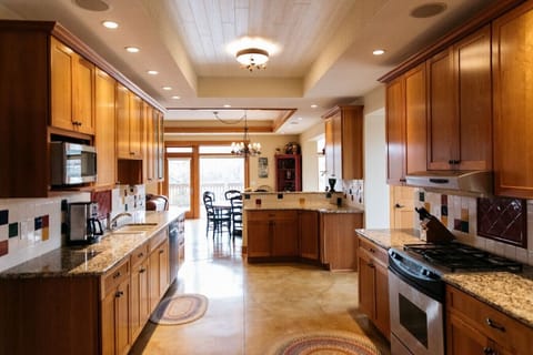 Kitchen has everything you need to prepare your meals