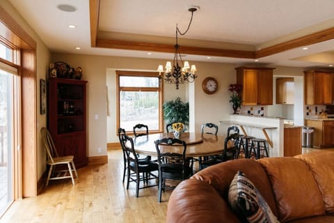 Dining area adjusted to the living room