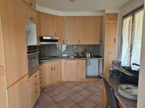 Full-size fridge, microwave, oven, dishwasher