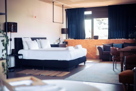 Deluxe Room with bath | Desk, laptop workspace, free WiFi, bed sheets