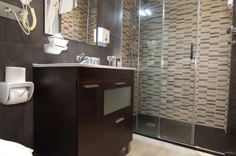 Twin Room | Bathroom | Combined shower/tub, free toiletries, hair dryer, bidet