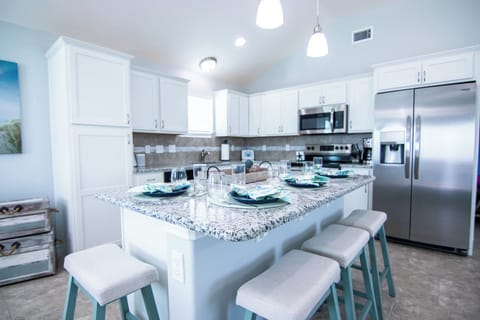 House, Multiple Beds, Pool Access, Pool View (Off da Hook) | Private kitchen | Fridge, microwave, oven, stovetop