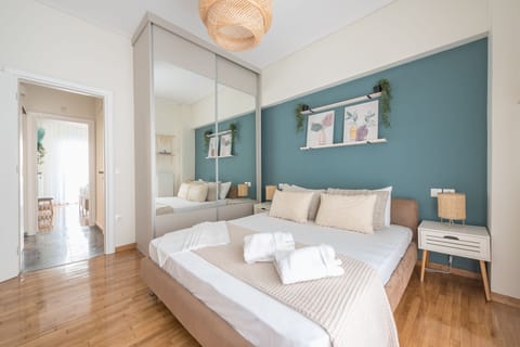 City Apartment | 2 bedrooms, Egyptian cotton sheets, premium bedding, desk