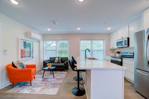 Deluxe Suite | Private kitchen | Full-size fridge, microwave, oven, stovetop