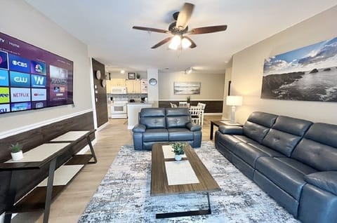 Great Place To Stay ! 65" Flat Screen Roku Tv, Ceiling Fan, Kitchen, Dining Area