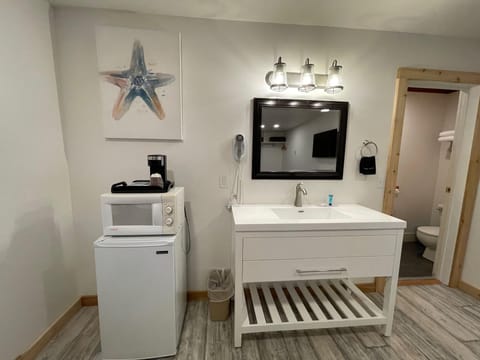 Standard Room, 1 King Bed | Mini-refrigerator