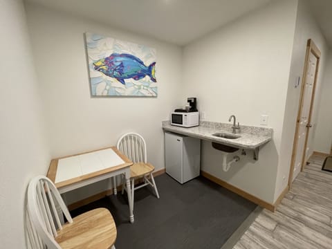 Standard Room, 1 King Bed | In-room dining