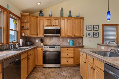 EE17: Ocean Aire | TL Kitchen - Island Seating for 4