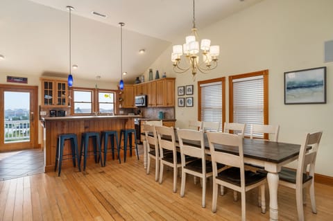 EE17: Ocean Aire | TL Dining - Seating for 10 & Kitchen - Island Seating for 4
