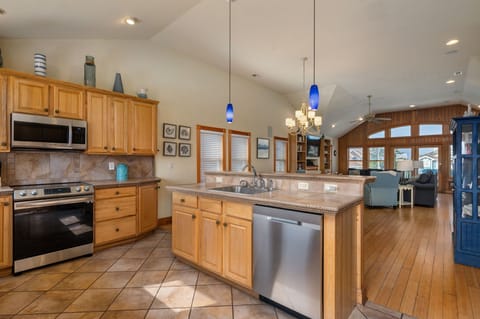 EE17: Ocean Aire | TL Kitchen - Island Seating for 4