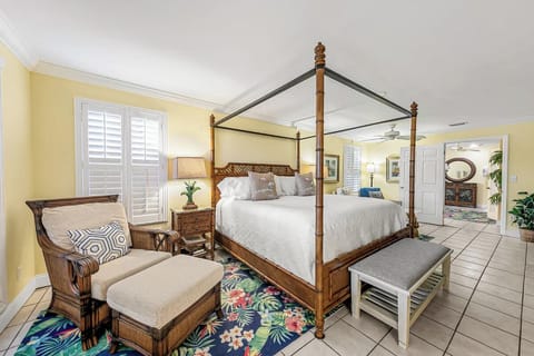 Porch with Ocean View, 1 King Bed, Spa Bath | Premium bedding, individually decorated, individually furnished