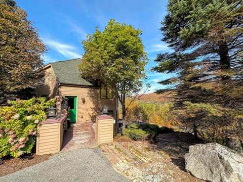 Welcome to Crawford Ridge with beautiful mountain views and easy ski slope access right in the heart of Bretton Woods and the White Mountains.