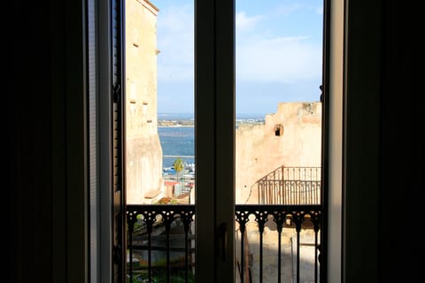 Anna Fougez, 1 queen bed | Down comforters, pillowtop beds, individually decorated