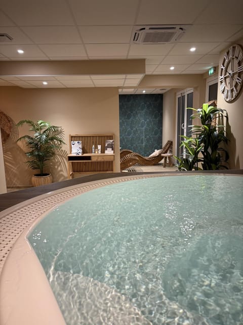 Couples treatment rooms, sauna, hot tub, steam room, Turkish bath