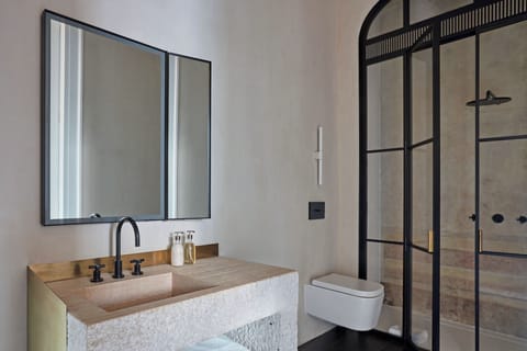 Deluxe Room | Bathroom | Shower, free toiletries, hair dryer, bathrobes