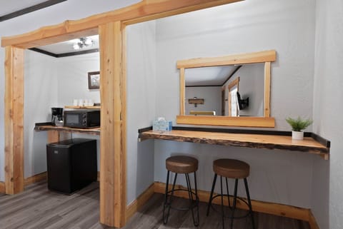 Lake Village Lodge Suite #7 | Free WiFi, bed sheets