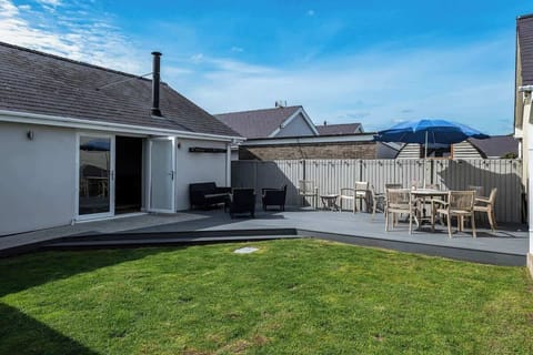 Splendid garden area for dining outside
