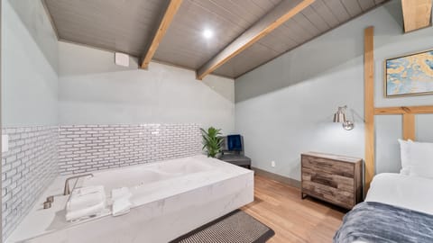 Deluxe Suite | Deep soaking bathtub