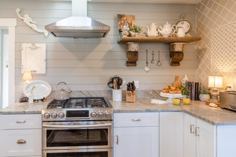 Double oven and prep space