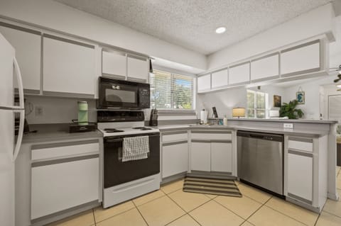 Fully stocked kitchen with plenty of seating at the table and bartop!