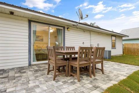 Fully fenced back yard, outdoor shower, seating for six. Perfect for pets! 