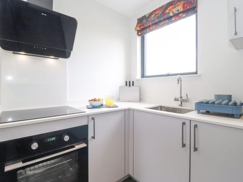 Cottage | Private kitchen | Fridge, electric kettle, toaster, cookware/dishes/utensils