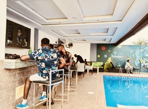 2 bars/lounges